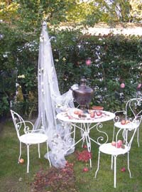 In primavera, fiori, acque e castelli